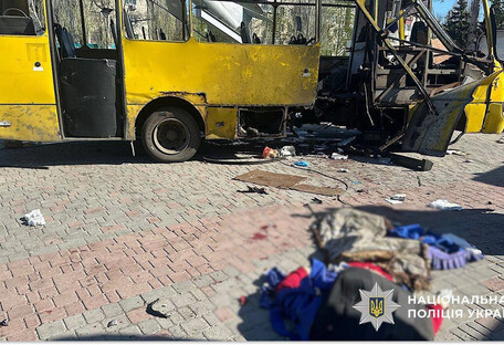 Россияне ударили по маршрутке в Никополе: Зеленский о последствиях вражеской атаки