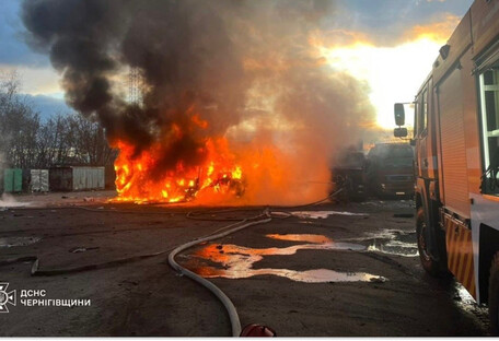 Вражеский БпЛА попал по частной автостоянке на Черниговщине: уничтожены три транспортных средства