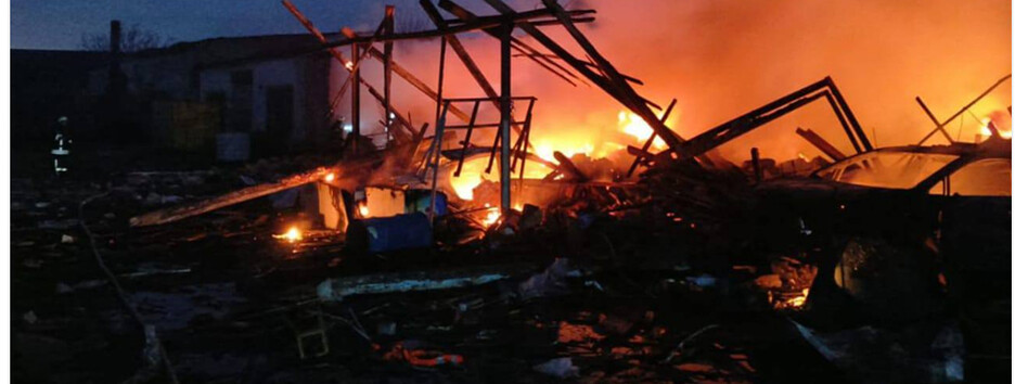 В Одесской области в результате атаки сгорели автобусы и авто, повреждены дома