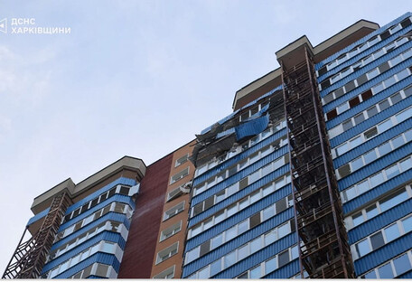 Ворожий дрон влучив у багатоповерхівку у Харкові: постраждала жінка