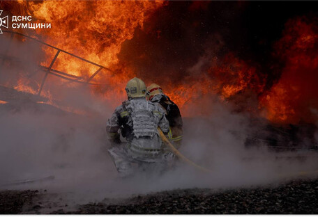 Вражеский БпЛА попал по промышленной зоне в Сумах, на месте возник пожар (видео)
