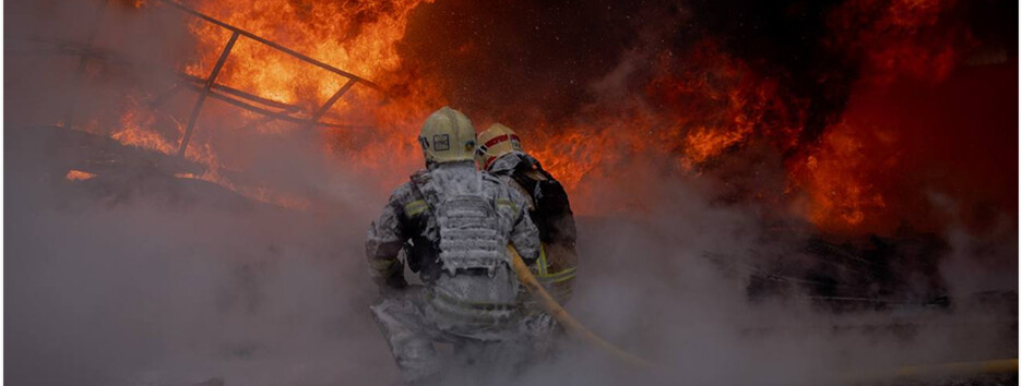Вражеский БпЛА попал по промышленной зоне в Сумах, на месте возник пожар (видео)