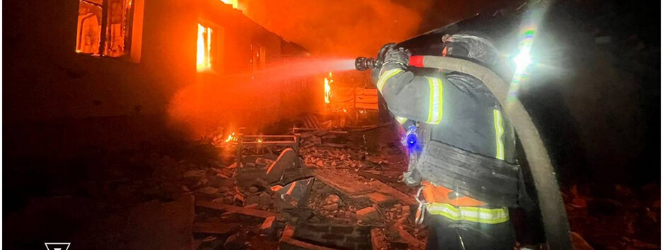 Ворожі БпЛА поцілили у житловий будинок на Харківщині: постраждали троє мешканців