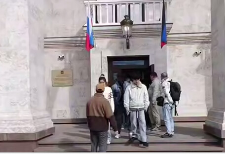 Росіяни привезли до Маріуполя групу іноземних медійників — ЦПД