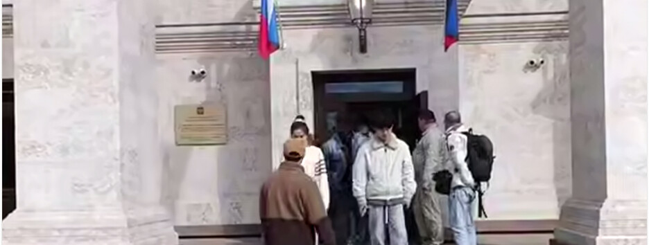 Россияне привезли в Мариуполь группу иностранных медийщиков - ЦПД