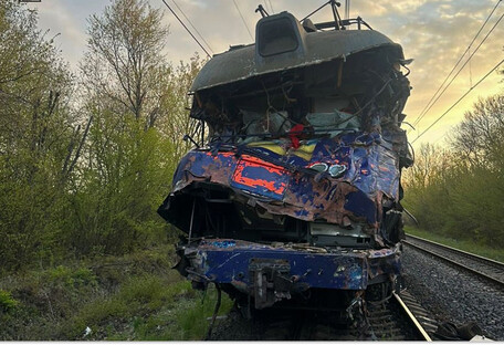 На Львівщині поїзд зіткнувся з автокраном: загинув машиніст, водій помер дорогою до лікарні