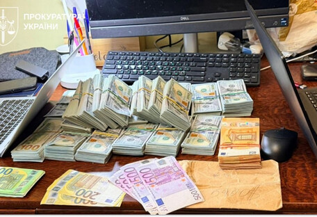 Елітний автопарк, швейцарські годинники та мільйони готівкою: що вилучили у посадовців поліції