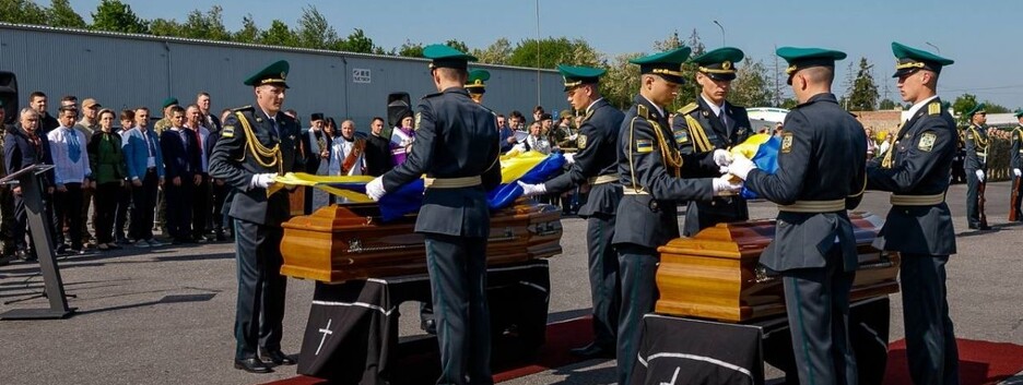 На кордоні урочисто зустріли прах полковника ОУН Андрія Мельника та його дружини Софії