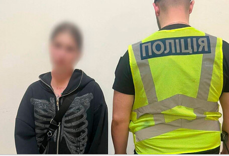 В Киеве 18-летняя девушка ударила военной бутылкой по голове после замечания