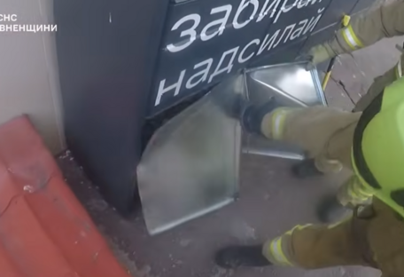 У Рівному рятувальники визволили дівчину, яка опинилася зачиненою в поштоматі (відео)