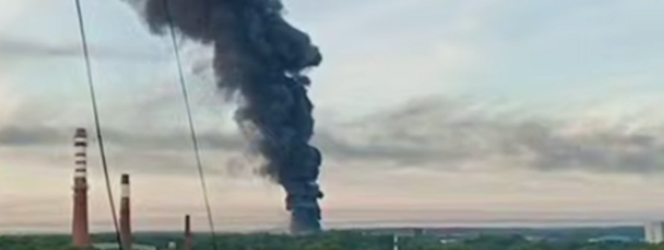 Зеленский заявил о поражении логистических объектов и нефтебазы в Московском регионе