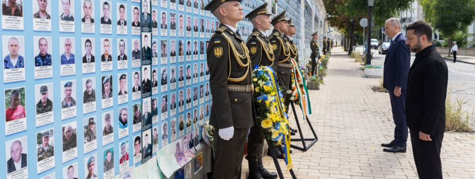 Зеленский и премьер-министр Ирландии почтили память погибших украинских воинов