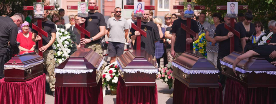 В Радужном прощаются с семьей Вороновых, которую убила российская ракета (фото, видео)