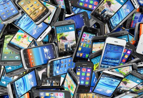 Ученые разработали материал для «неуязвимых» смартфонов