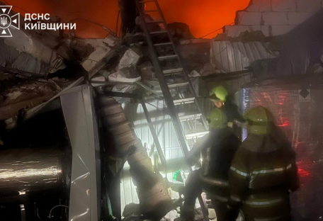 Россияне ночью атаковали Киевщину: в Белой Церкви вспыхнул пожар на предприятии