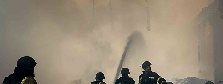 Росіяни ударили по торгівельному центру на Сумщині: виникла пожежа