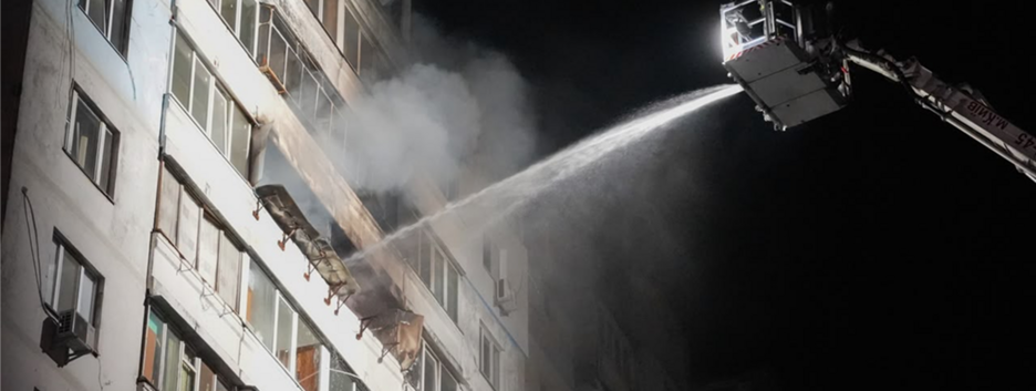 У Києві російський БпЛА влучив у багатоповерхівку: є загиблі та постраждалі