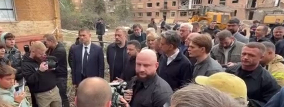 Зеленский пообещал новые квартиры семьям, потерявшим жилье в Прилуках