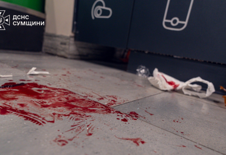 В Сумах враг попал по торговому центру: ранены три человека