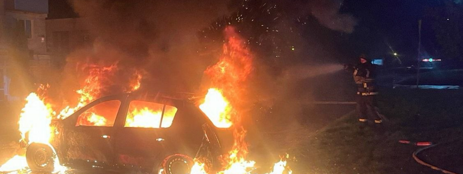 Российский дрон атаковал автомобиль в Сумах: поврежден транспорт и жилой дом
