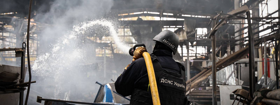 У Чернігові ворожий дрон влучив у підприємство: є загиблий та 25 постраждалих