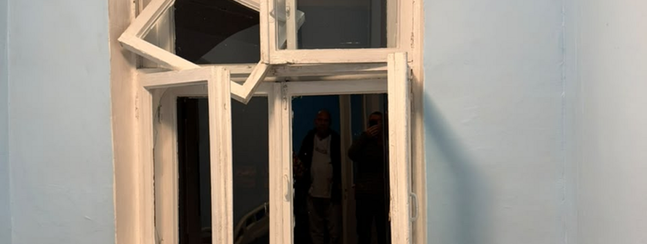 В Киеве из-за атаки рф повреждены больница и автомобиль скорой помощи