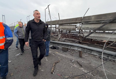 Россияне попали в Южный мост в Киеве: движение на зеленой ветке метро приостановили