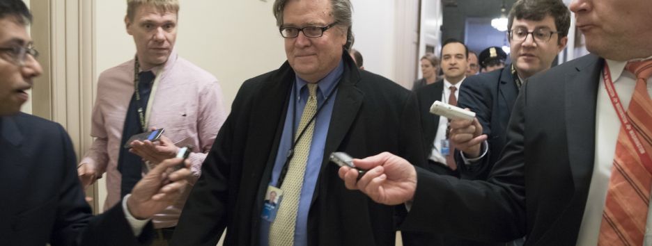 Трамп исключил главного стратега из Совета нацбезопасности. Почему?