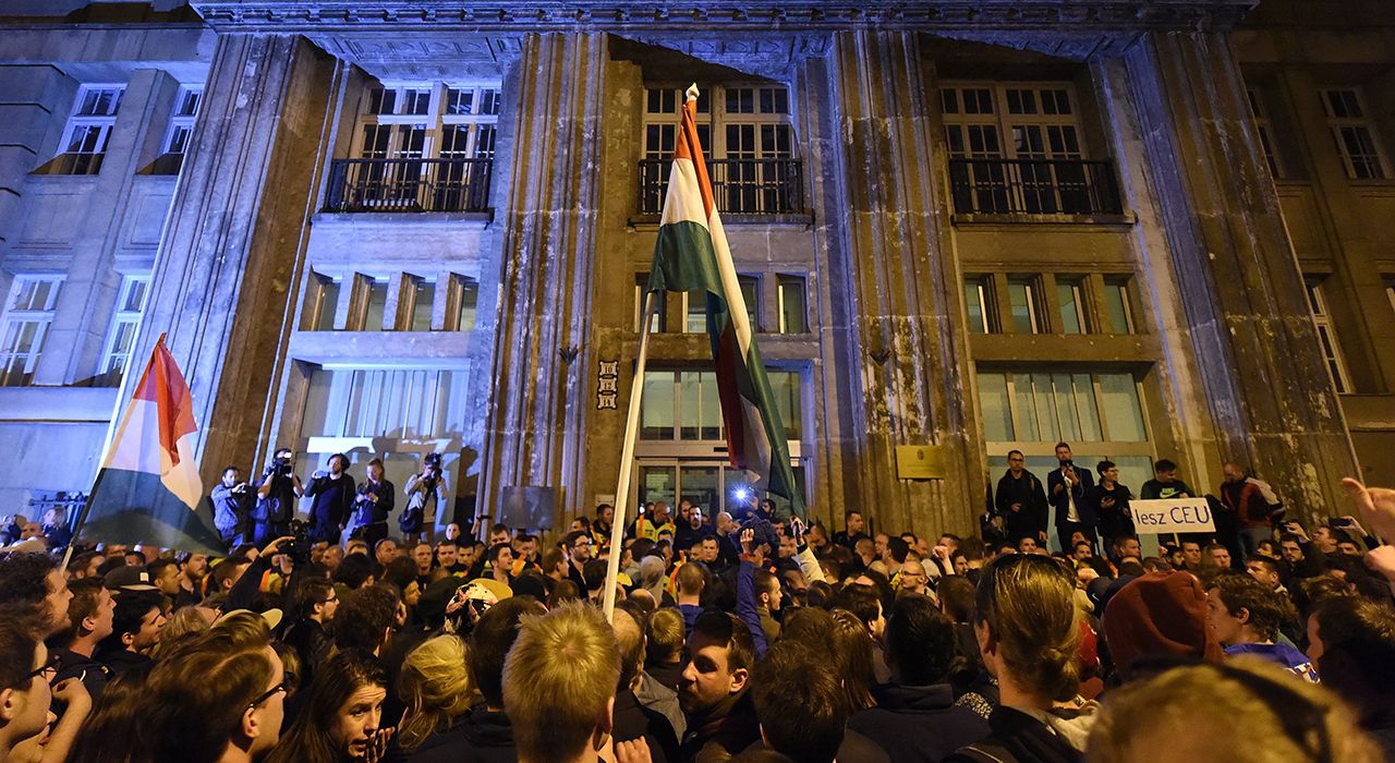 70 тыс. венгров протестуют против закрытия университета