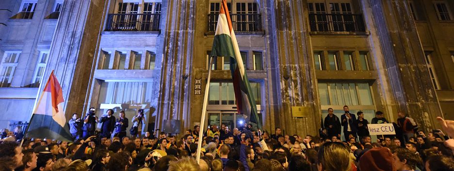 70 тыс. венгров протестуют против закрытия университета