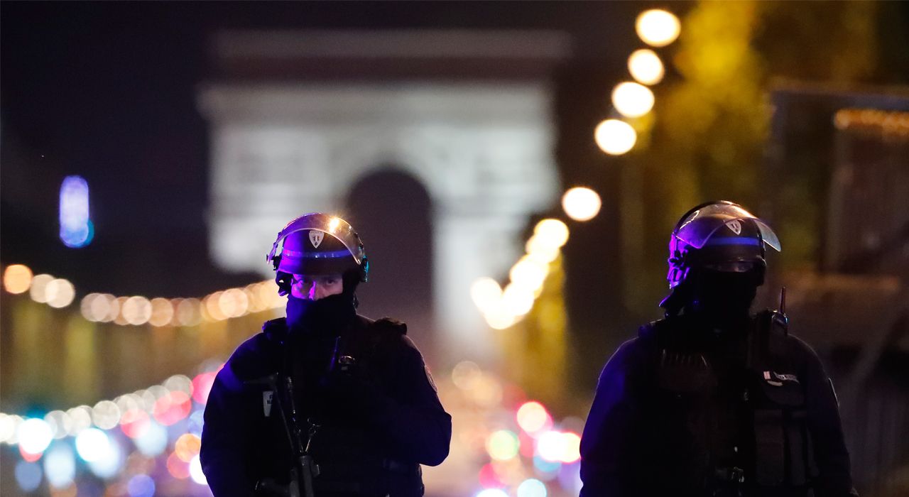 В Париже теракт. За три дня до выборов президента