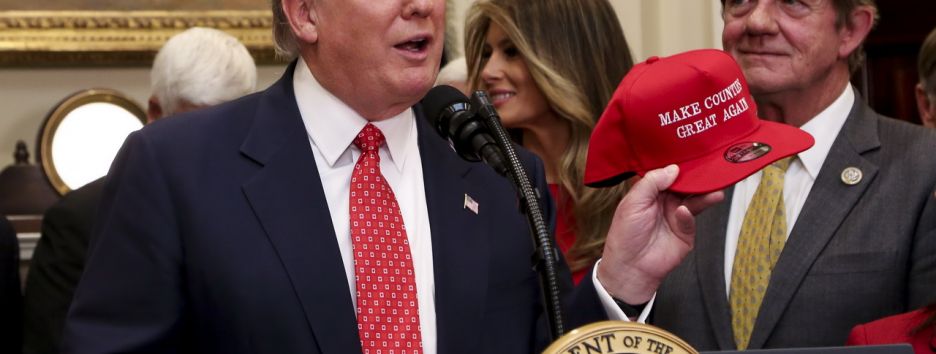 Судья в Канаде может лишиться работы за то, что носил кепку Трампа