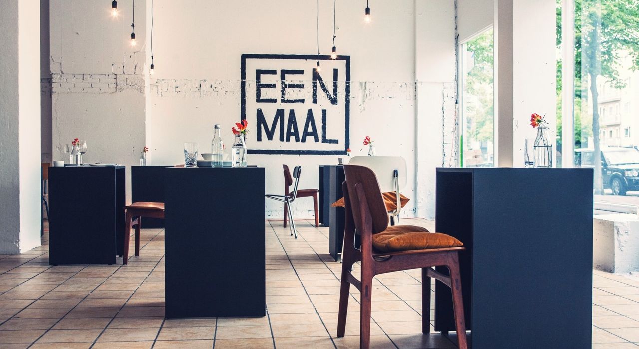 В Амстердаме открыли кафе для одиноких посетителей
