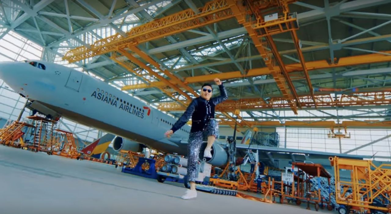 Музыкант PSY, автор хита «Gangnam Style», выпустил два новых клипа