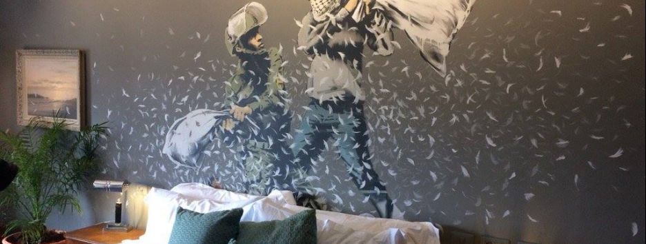 Трент Резнор и Аттикус Росс озвучили пианино в отеле Бэнкси