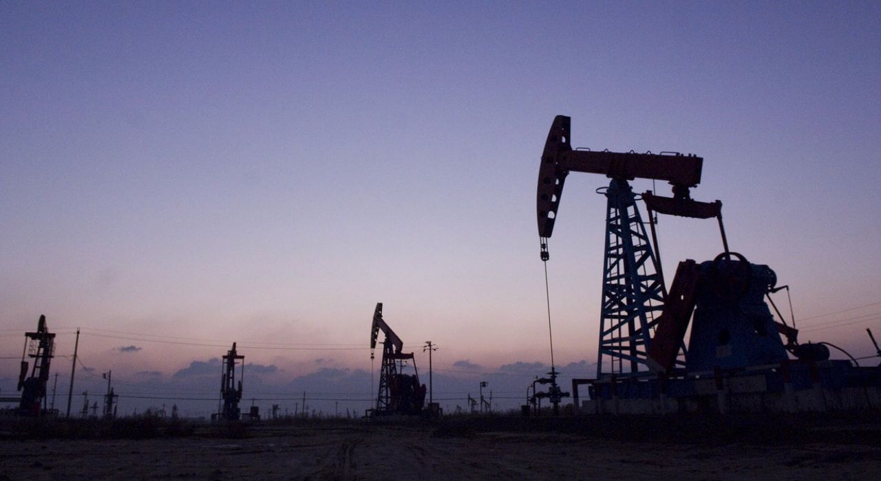 Россия и Саудовская Аравия продлят заморозку добычи нефти