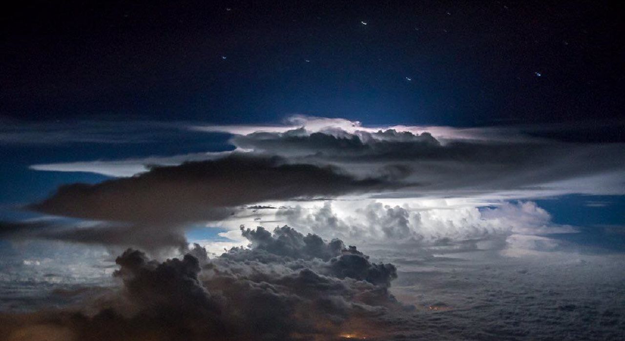Шторм в самолете: пилот из Эквадора делает удивительные фото в полете
