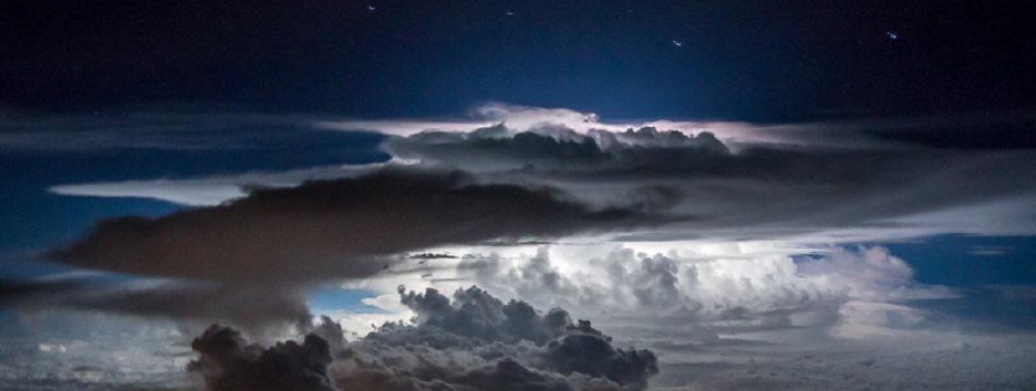 Шторм в самолете: пилот из Эквадора делает удивительные фото в полете