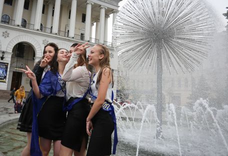 Последний звонок в Киеве: дождь, шампанское и обнаженные школьники
