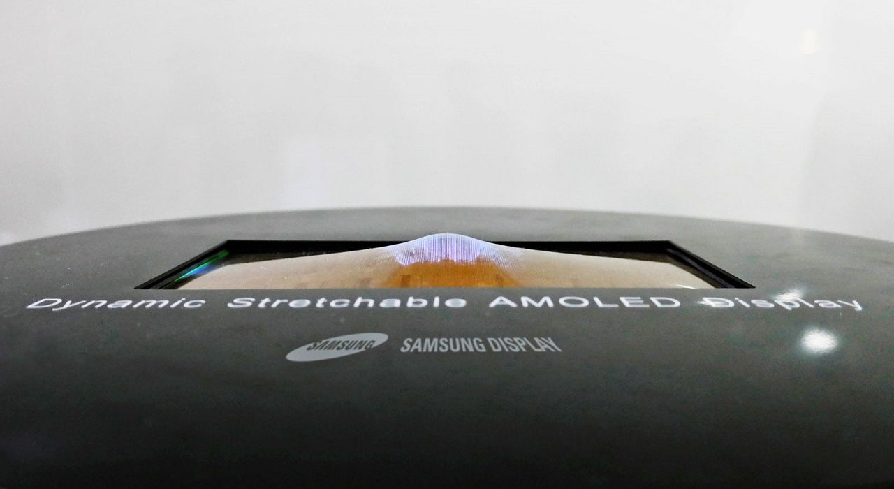 Компания Samsung показала возможности растягивающегося OLED-экрана