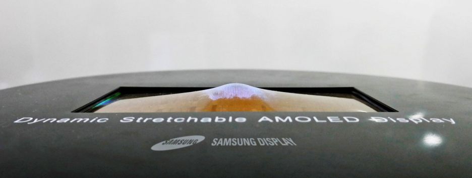 Компания Samsung показала возможности растягивающегося OLED-экрана