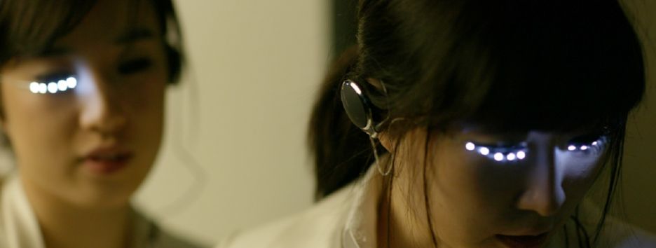 Дизайнер изобрел светодиодные накладные ресницы