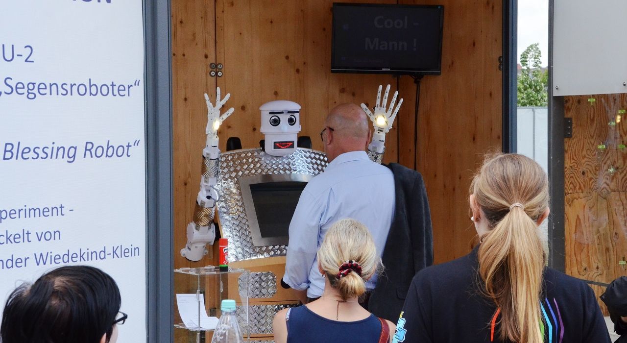 В Германии появился первый в мире робот-священник