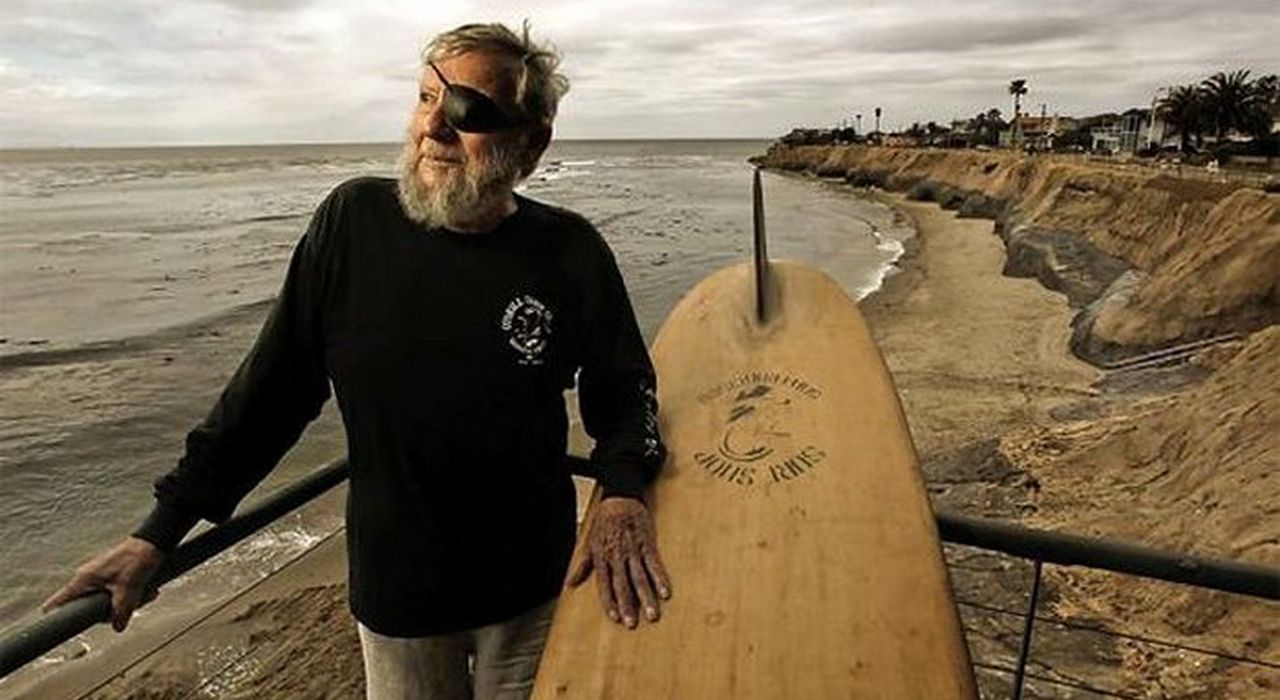 Умер 94-летний серфер, популяризовавший гидрокостюм