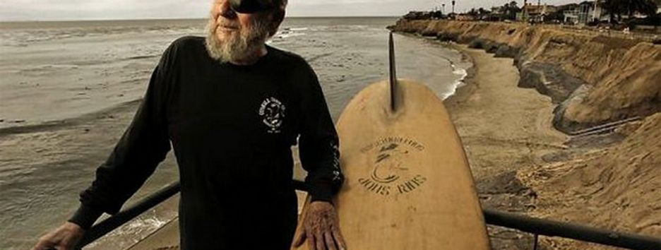 Умер 94-летний серфер, популяризовавший гидрокостюм