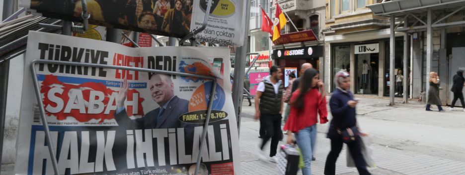 Когда в СМИ появились первые фейки