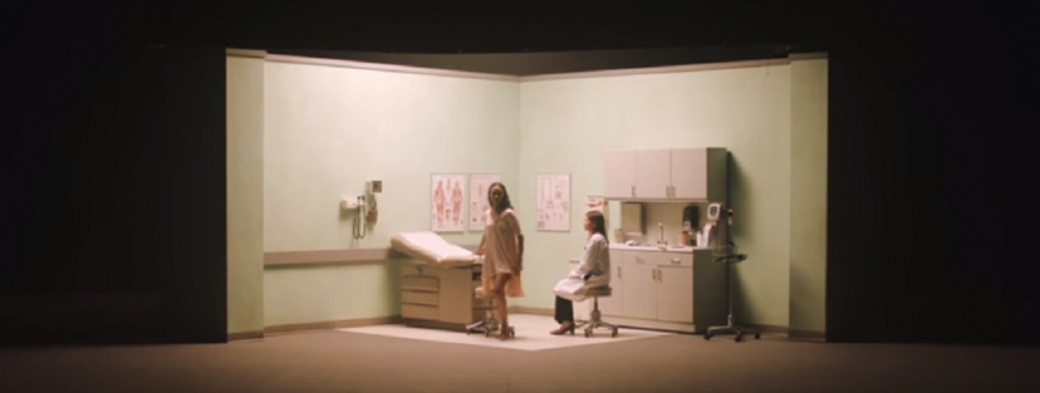 Актриса Зои Салдана сыграла ВИЧ-положительную мать в новом клипе Sia