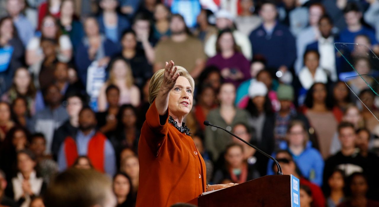 Клинтон борется за голоса белых женщин