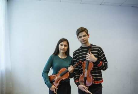 Как дуэт юных скрипачей Two Violins покорил Нью-Йорк и Лондон