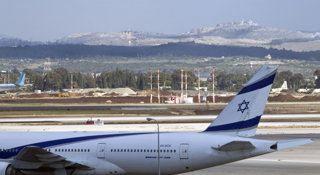 Израильской авиакомпании El Al запретили предлагать женщинам пересесть